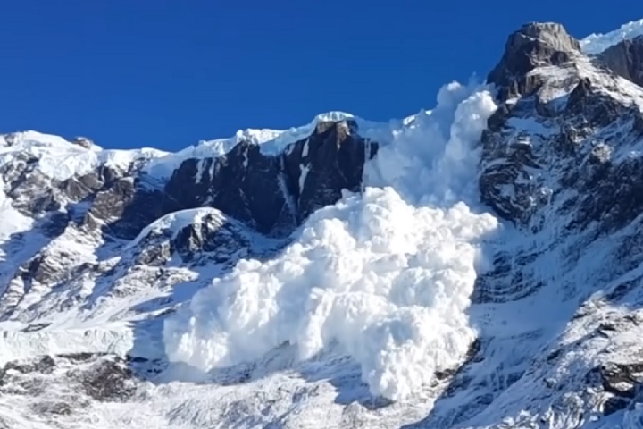 A velocidade de uma avalanche pode variar de 20 km/h a mais de 300 km/h, dependendo da inclinação do terreno, do volume de neve e da presença de detritos.