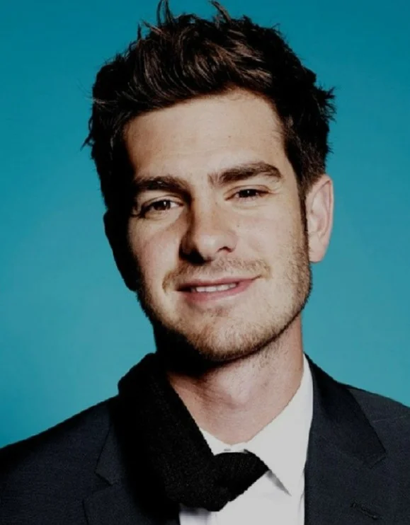 Andrew Garfield (20/08/1983) é amplamente reconhecido por seu papel como o Homem-Aranha na franquia O Espetacular Homem-Aranha e por suas atuações em A Rede Social (2010) e Até o Último Homem (2016). Ele é aclamado por sua habilidade em papéis dramáticos e profundos.