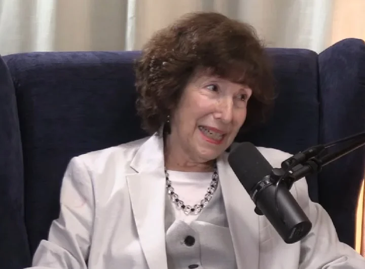 Eu estava assistindo a 'Todos Menos Você' no avião. Eu queria saber quem ela é e por que todo mundo fala sobre ela. Explique essa garota para mim. Ela não é bonita, ela não sabe atuar. Por que ela é tão atraente?, disse a produtora, em um bate-papo com Janet Maslin, crítica do New York Times.