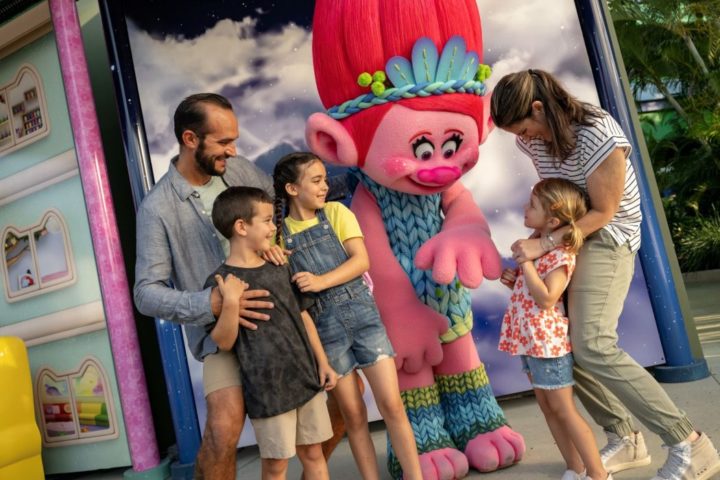 Além de todas essas atrações, a DreamWorks Land oferece a oportunidade de encontrar seus personagens favoritos por meio do DreamWorks Imagination Celebration.