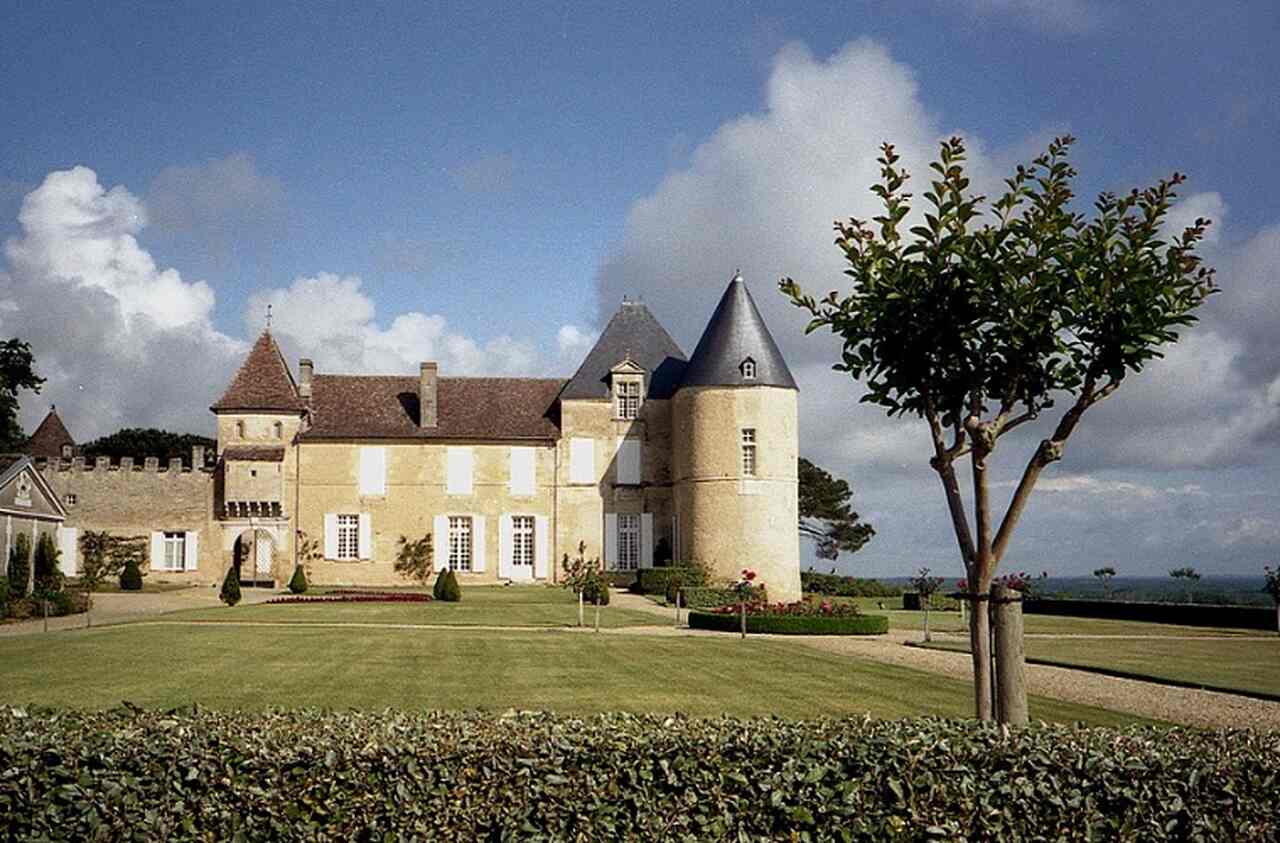 Chateau d'Yquem (França) - Especializada em vinhos de sobremesa, produz o famoso Sauternes Chateau d'Yquem, conhecido por sua doçura e complexidade