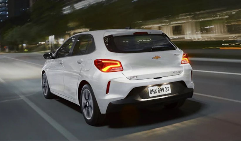 2º) Chevrolet Onix - Motor: 1.0 flex; Câmbio: manual de seis velocidades; Consumo na cidade: 13,8 km/l (gasolina) e 9,6 km/l (etanol); Consumo na estrada: 16,9 km/l (gasolina) e 11,9 km/l (etanol); Preço inicial: R$ 93.770.