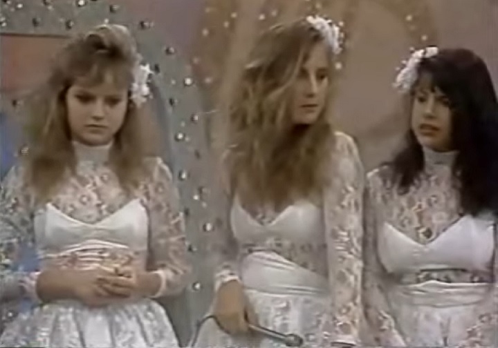 Eliana iniciou sua carreira artística em 1986, aos 13 anos, como integrante do grupo musical infantil A Patotinha. Nessa época, ela gravou a música Baile dos Passarinhos, que depois seria regravada pelo Balão Mágico.