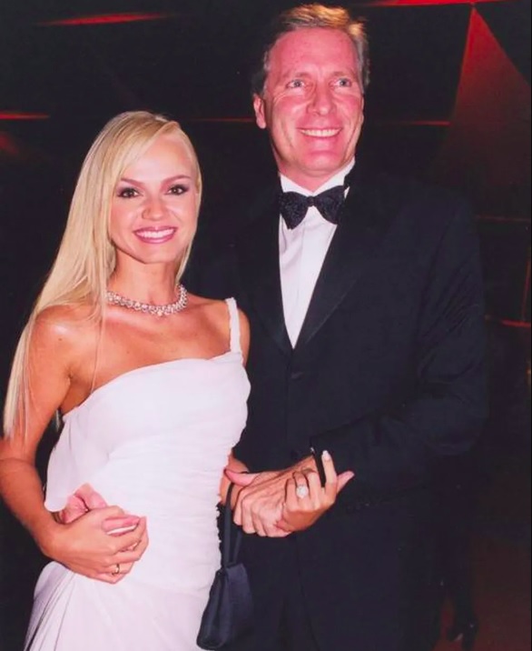 Ela também teve um relacionamento com Roberto Justus, empresário e personalidade da TV. Os dois chegaram a ficar noivos, mas terminaram pouco tempo depois, em 2001.