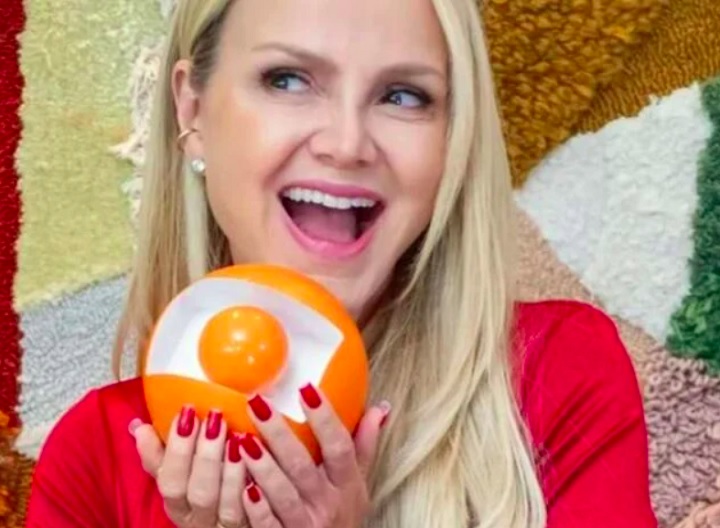 Ela permaneceu à frente do programa por 15 anos, até encerrar sua parceria com a emissora em 2024 e assinar com a Globo.