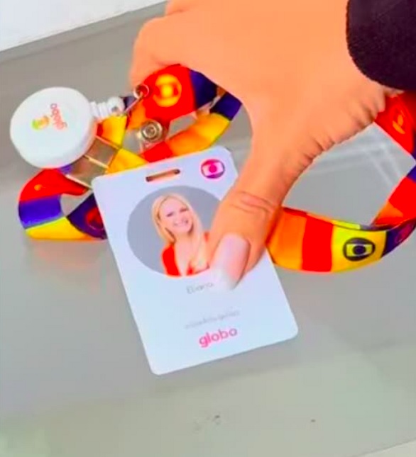 Na época da contratação, ela publicou um vídeo nas redes sociais mostrando o crachá e comemorando o novo emprego. Relembre a trajetória de Eliana na TV!