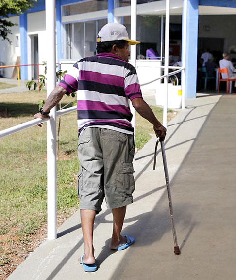 Um paciente com Alzheimer, portanto, dá muito trabalho físico e psicológico aos familiares. A expectativa de vida é pequena: de três a nove anos. As causas ainda são desconhecidas, mas os estudos mostram que é mais provável que ela seja causada por questões genéticas. 