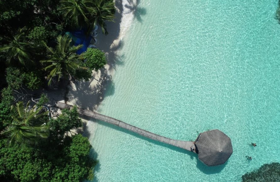 O idioma oficial das Ilhas Maldivas é o dhivehi. Devido ao turismo e à pouca difusão da língua nativa no panorama internacional, os funcionários de qualquer hotel costumam falar inglês. A moeda oficial na República das Maldivas é a rupia das Maldivas (MVR), mais conhecida como rufiyaa. 