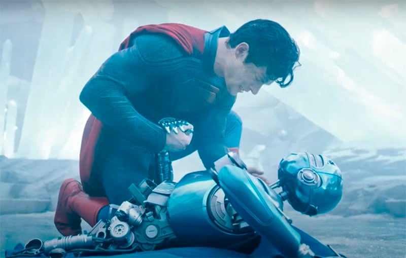 A história acompanha Clark Kent mais jovem, após sair de Smallville e iniciando sua carreira de repórter em Metrópoles, ao mesmo tempo em que vive as primeiras experiências com superpoderes.
