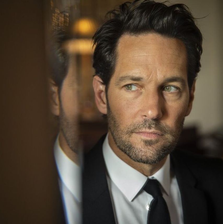 Paul Rudd (06/04/1969) ganhou destaque por seu carisma e talento para comédia, estrelando O Âncora (2004), Eu Te Amo, Cara (2009) e Homem-Formiga (2015), consolidando-se no Universo Cinematográfico da Marvel. Venceu o Critics' Choice Television Award pela série Cara x Cara (2019).