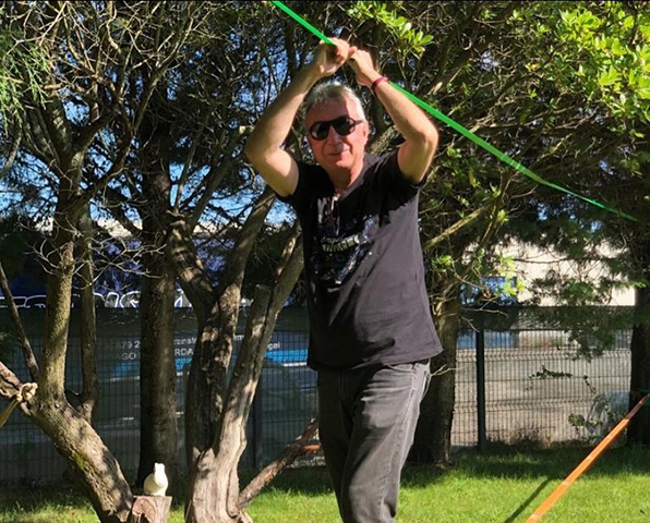 PAULINO GIL - Seu show conta a história de Chequin, um viajante que acaba de chegar a um hotel. E ele cria situações de ilusão a partir daí. 