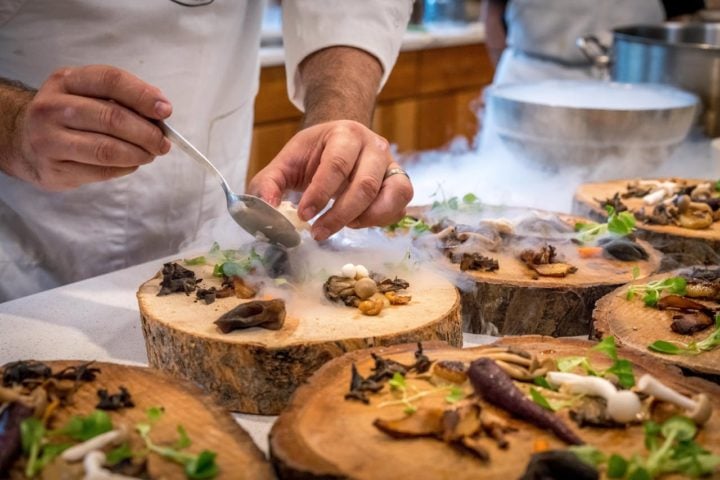 Esse sistema é semelhante ao de estrelas, comumente utilizado para avaliar restaurantes e hotéis. Ou seja, quanto mais facas um chef recebe, maior é sua pontuação. Ao todo, 550 chefs foram premiados. Desses, 97 conquistaram três facas, 177 receberam duas facas, e os 276 restantes foram premiados com uma faca.