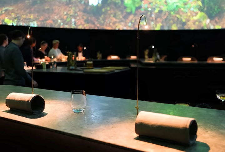 Os jantares no Alchemist são divididos em atos, cada um com sua própria atmosfera, música e narrativa. Uma experiência completa pode sair por 5.400 coroas dinamarquesas (cerca de R$ 4.350).