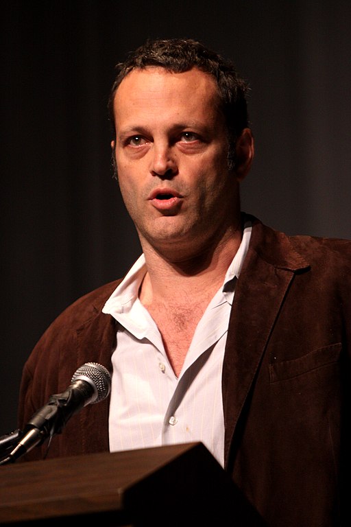 Vince Vaughn (28/03/1970) é conhecido por seu estilo de comédia irreverente e carisma. Entre seus filmes mais populares estão Zoolander (2001) e Penetras Bons de Bico (2005). Ele também participou de dramas como Justiça Brutal (2018). Vaughn foi indicado ao Globo de Ouro por Psicose (1998).