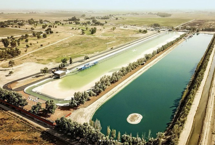 Fica na Califórnia e possui um sistema de ondas gerado por um conjunto de barragens e motores submarinos. Foi, aliás, sede de etapas da WSL (liga mundial de surfe) em 2018, 2019, 2021 e 2023.