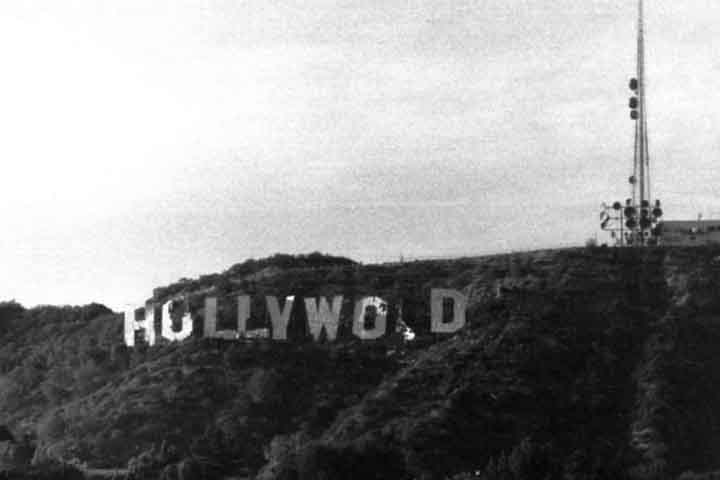 O letreiro de Hollywood, que completa 102 anos em 2025, é um marco e ícone cultural americano com vista para Hollywood, Los Angeles, Califórnia. Ele está situado no Monte Lee, na área de Hollywood Hills nas montanhas de Santa Mônica.