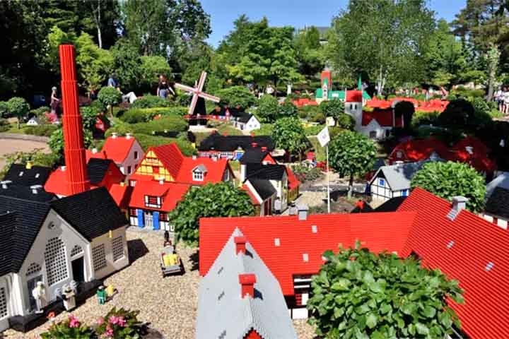 O parque é dividido em 11 setores temáticos, com destaque para a Miniland, repleta de reproduções de lego de cidades e edifícios do mundo todo. 
