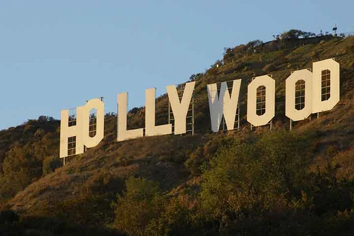 Com isso, as 40 mil lâmpadas que o adornavam começaram a iluminá-lo em segmentos, alternadamente, o que os habitantes puderam realmente ler na encosta do Monte Lee foi: Hollywoodland.