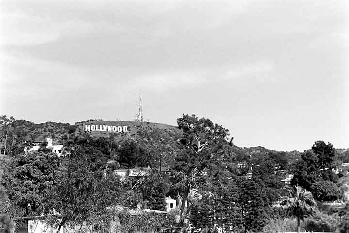 A priori, o letreiro foi erguido para vender casas de um condomínio. A ideia inicial era que ele ficasse lá por um ano e meio, mas acabou se tornando um símbolo da cidade. 