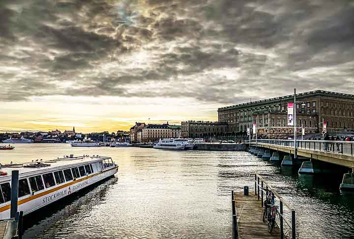 Estocolmo, Suécia – Chamado de A Veneza do Norte, Estocolmo é construído sobre 14 ilhas conectadas por canais, ideais para passeios de barco que mostram o melhor de sua arquitetura escandinava.
