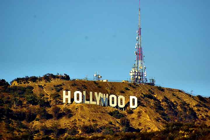 Eles tinham um novo projeto imobiliário para promover. Um eclético empreendimento semi luxuoso nas colinas do bairro conhecido como Hollywood,