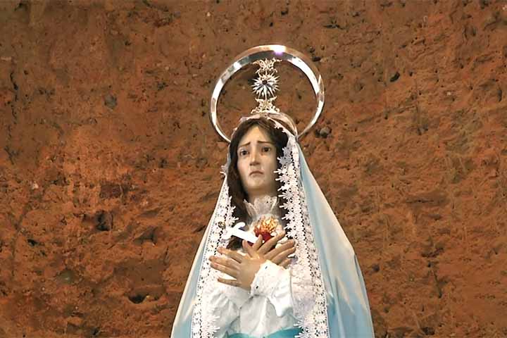 Uma imagem de Nossa Senhora das Dores, abrigada na paróquia de Pirenópolis, em Goiás, deu o que falar depois que os fiéis perceberam uma alteração na fisionomia da escultura. Eles reclamaram que teria havido uma 
