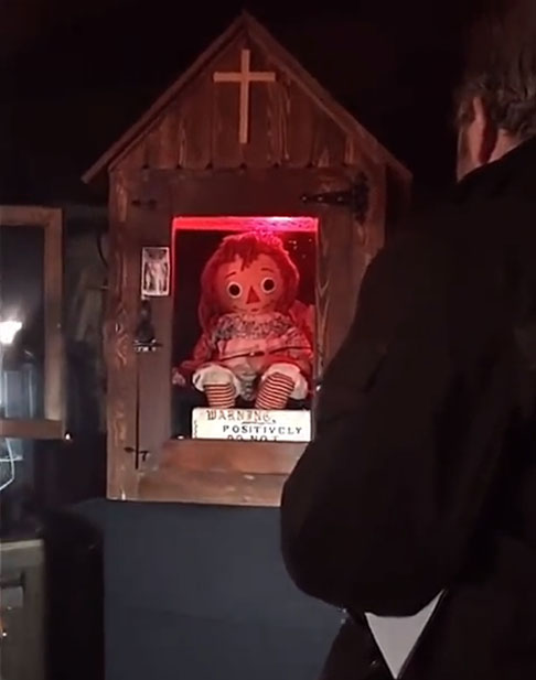 A boneca verdadeira é bem diferente da boneca do filme: é de pano, com cabelos vermelhos e um sorriso. Ela se chamava originalmente Raggedy Ann, inspirada numa boneca de pano da filha do ilustrador e autor de livros infantis Johnny Gruelle (1880-1938