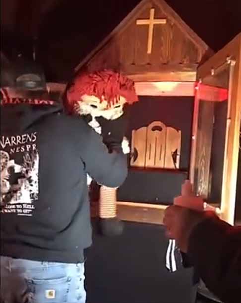 Ed e Lorraine identificaram que a boneca canalizava espírito maligno. Eles levaram a boneca para casa, onde mantinham um cômodo destinado a armazenar objetos que tinham sido apreendidos durante ações de exorcismo.