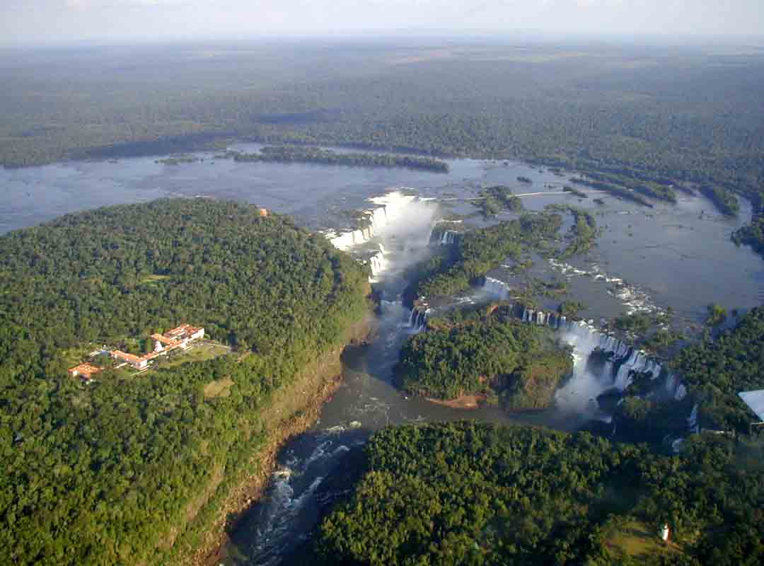Parque Nacional do Iguaçu, Paraná: O local abriga as famosas Cataratas do Iguaçu, uma das maiores e mais impressionantes quedas d'água do mundo. O parque foi declarado Patrimônio Mundial Natural pela UNESCO em 1986 e é um dos destinos mais procurados por turistas no Brasil.