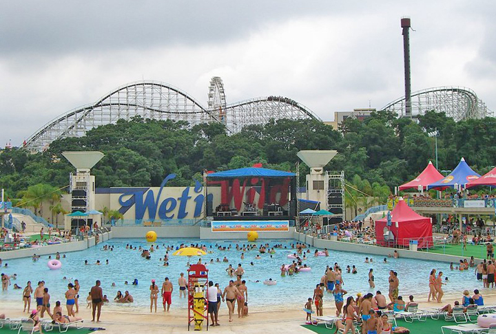 Em ambientes como piscinas públicas, clubes, hotéis ou resorts, é importante ficar atento a placas com orientações de segurança.E a presença dos guarda-vidas é fundamental. 