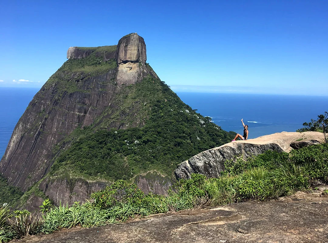 Parque Nacional da Tijuca, Rio de Janeiro: Com uma área de aproximadamente 3.956 hectares, a Floresta da Tijuca é considerada uma das maiores florestas urbanas do mundo. O Pico da Tijuca, com 1.021 metros de altitude, e o Pico do Papagaio, com 989 metros, oferecem vistas panorâmicas da cidade e da Baía de Guanabara.