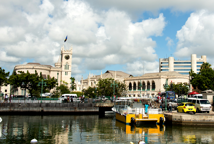 País: Barbados - Continente: América do Norte/ População: cerca de 287.000 habitantes/ Descrição: uma ilha caribenha conhecida por suas praias, cultura e história colonial. O turismo e a agricultura são importantes para a economia
