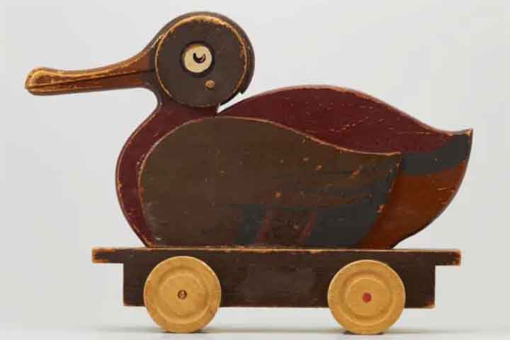 Nos primeiros anos, Kristiansen elaborou brinquedos de madeira, entre eles um pato. 