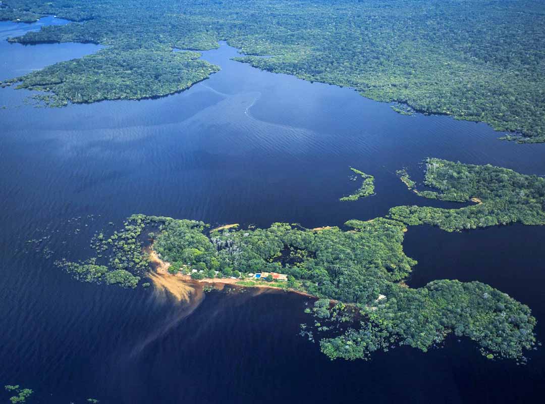 Parque Nacional de Anavilhanas, Amazonas: Localizado no coração da Amazônia brasileira, esse parque é conhecido por abrigar o maior arquipélago fluvial do mundo, composto por mais de 400 ilhas durante a estação seca e mais de 1.000 ilhas durante a estação chuvosa, formando um labirinto natural impressionante.