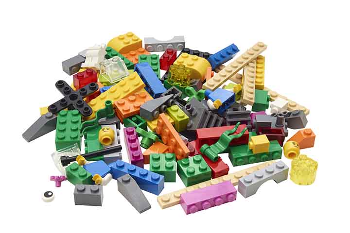 Após a Segunda Guerra Mundial, a empresa deixou de lado os produtos de madeira, matéria-prima escassa no período, e passou a estudar a possibilidade de usar plástico.

