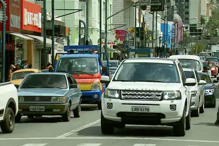 Segundo a Preply, 7 em cada 10 brasileiros já afirmaram ter presenciado agressões verbais no trânsito. Entre as ofensas, por exemplo, estão gestos obscenos e bate-bocas excessivos. 