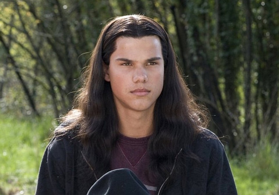 O ator Taylor Lautner completou 33 anos no dia 1/2/ 2025. Ele é conhecido  como o lobisomem Jacob, na saga Crepúsculo. O papel lhe rendeu prêmios como o Teen Choice Award e o MTV Movie Award, tornando-o um ícone teen mundial