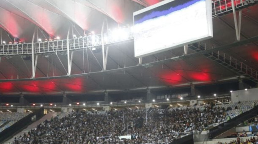 Massa Compacta cala mais de 50 mil simpatizantes do clube da Lagoa Rodrigo de Freitas. Glorioso evolui (ainda que de forma tímida)