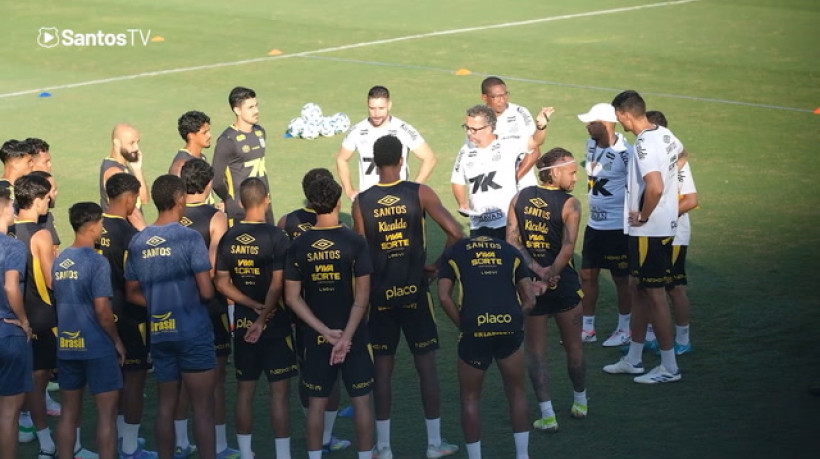 Neymar volta a treinar com elenco do Santos