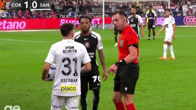 Volante do Corinthians e lateral do Santos discutiram no segundo tempo e receberam o amarelo de Raphael Claus. jogador do Peixe acabou expulso
