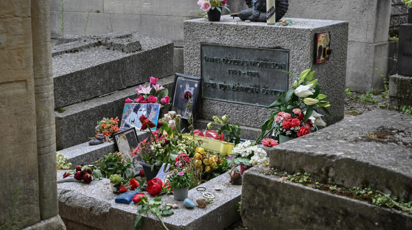 O túmulo do vocalista da banda The Doors, Jim Morrison, é visto no cemitério Père-Lachaise, em Paris, em 2023. A polícia francesa recuperou por acaso o busto há muito perdido do cantor americano Jim Morrison, que adornava o túmulo do icônico vocalista do The Doors, 37 anos após ter sido roubado do cemitério Père-Lachaise, em Paris. A escultura, desaparecida desde 1988, foi encontrada durante uma busca ligada a um caso de fraude liderado pelo Ministério Público de Paris, disse à AFP uma fonte próxima à investigação