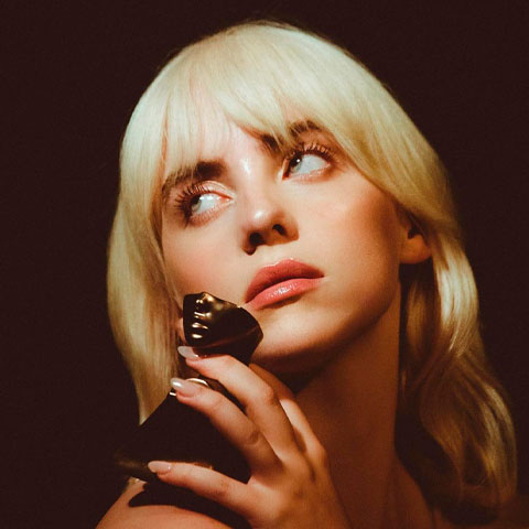 Billie Eilish Pirate Baird O'Connell, popular Billie Eilish, nasceu em Los Angeles, Califórnia, em 18 de dezembro de 2001.