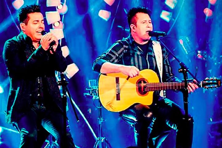 O grande sucesso veio em 2001 com o lançamento do álbum Acústico ao Vivo, que incluiu hits como Dormi na Praça e Vida Vazia.