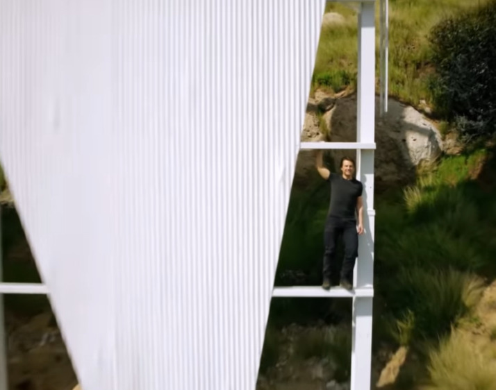 “Normalmente, quando há filmagens aqui, ninguém tem permissão para tocar no letreiro de Hollywood. Essa foi a primeira vez que o letreiro de Hollywood foi realmente tocado”, afirmou.  O vídeo foi gravado em março de 2024 para fazer parte da participação de Tom na cerimônia de encerramento das Olimpíadas. 