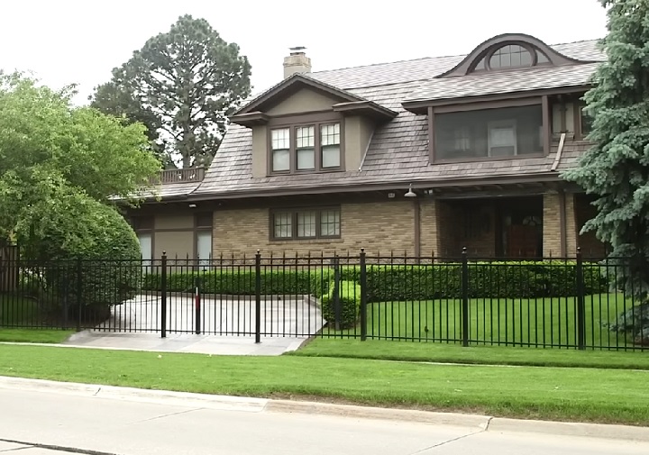 Buffett vive em uma casa considerada simples em sua cidade natal (Omaha, Nebraska), o que para muitos contrasta com seu status de bilionário. “Estou feliz lá. Eu me mudaria se achasse que seria mais feliz em outro lugar, declarou.