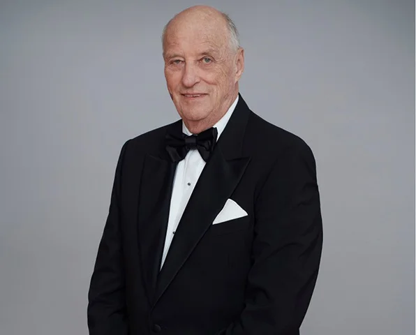 O atual monarca é o Rei Harald V, enquanto o Primeiro-Ministro, atualmente Jonas Gahr Støre, lidera o governo parlamentar. O rei é símbolo de unidade e continuidade, com um papel não político.