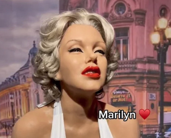 Como saber que essa aí é Marilyn Monroe? Resposta: pelos cabelos, pela roupa, pela pose. Nada mais. 