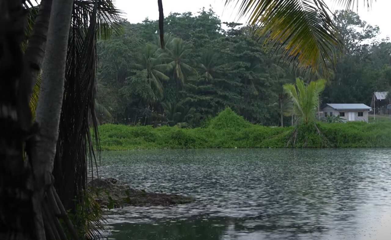 País: Nauru - Continente: Oceania/ População: cerca de 10.800 habitantes/ Descrição: Nauru é uma pequena ilha no Pacífico, famosa por suas reservas de fosfato. A economia do país é dependente da mineração e do turismo, embora enfrente desafios econômicos significativos