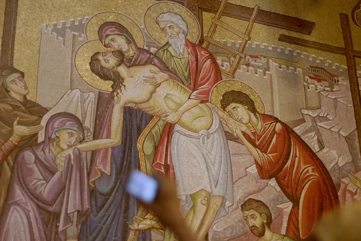 Jesus teria nascido por volta do ano 4 a.C., em Belém, e morrido por volta do ano 30 ou 33 d.C., em Jerusalém. 