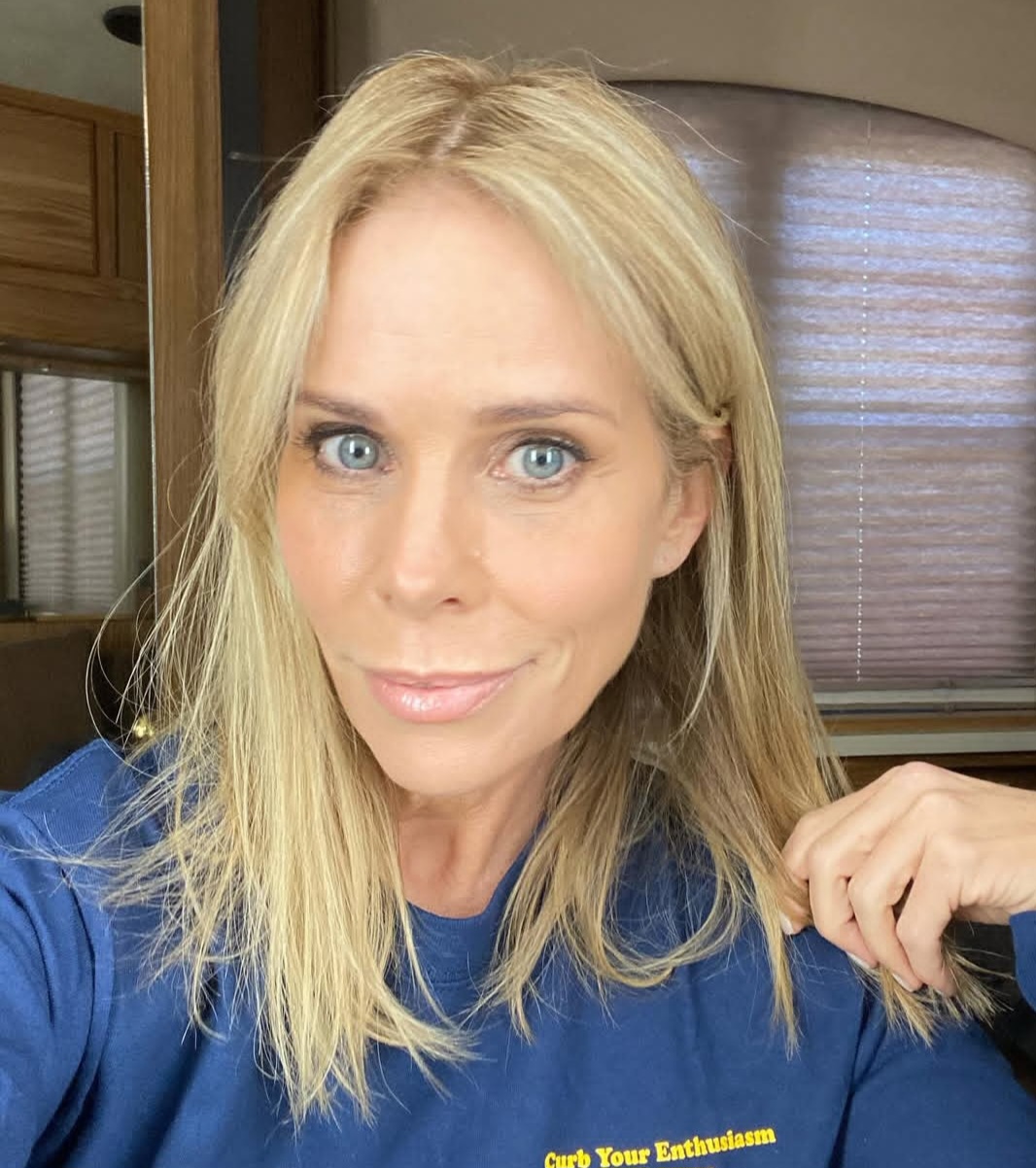 Cheryl Hines - Atriz e comediante americana. Conhecida principalmente por seu papel como Cheryl David na série de comédia Curb Your Enthusiasm. Ela recebeu indicações ao Emmy por sua atuação na série. Além disso, Cheryl também dirige e produz projetos de televisão e cinema.

